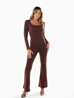 Macacão justo com decote quadrado