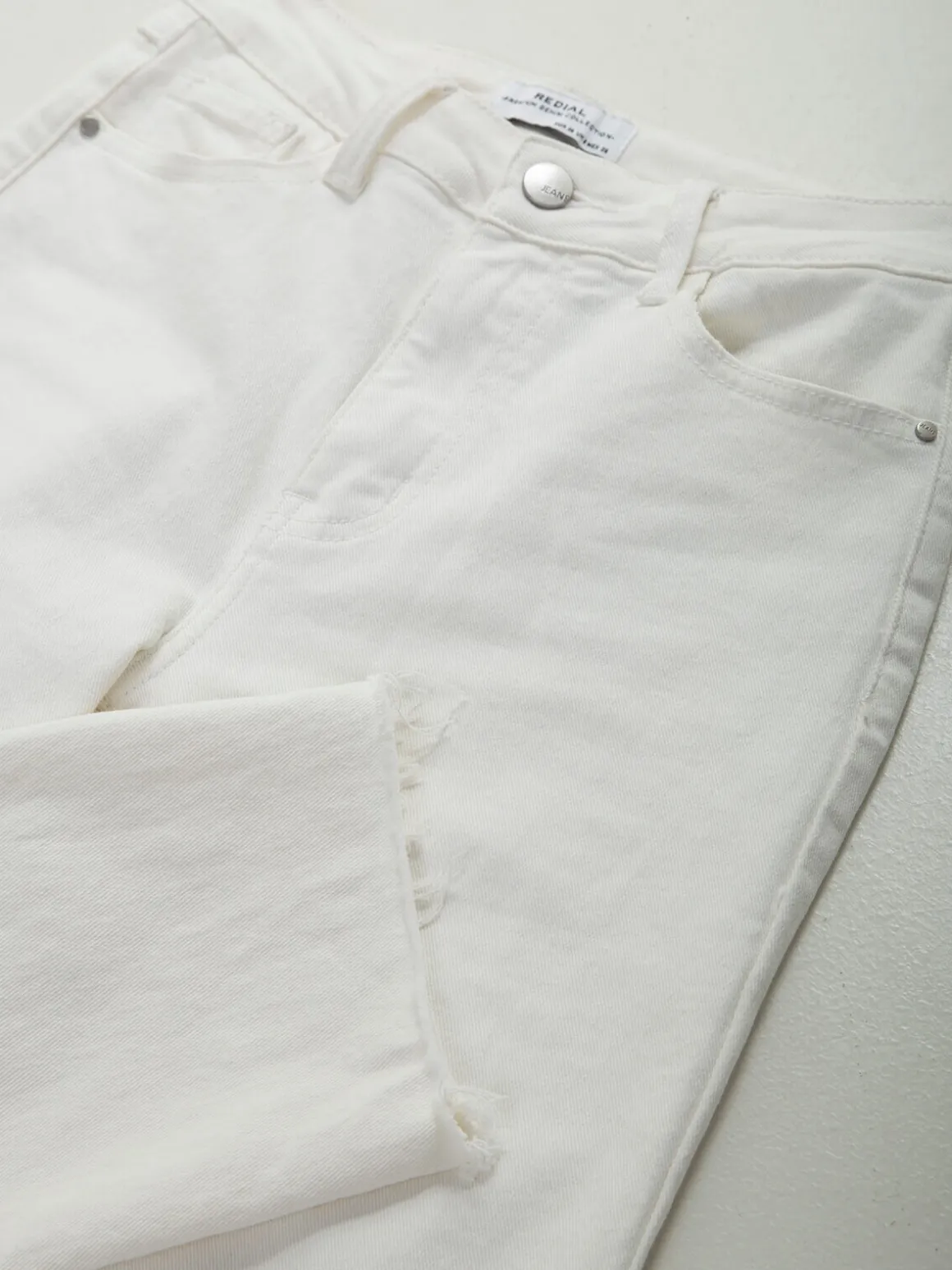 Mom jeans brancas base desfiada