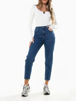Mom jeans cintura alta efeito push-up