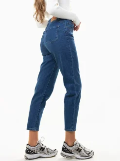 Mom jeans cintura alta efeito push-up