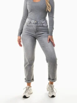 Mom jeans cinza com dobra