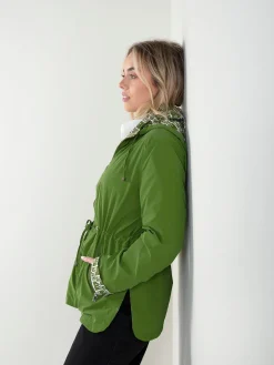 Parka verde com capuz reversível