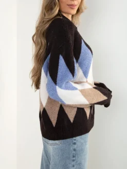 Polo castanho escuro aos losangos