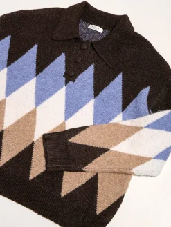 Polo castanho escuro aos losangos