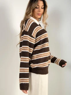 Polo castanho às riscas