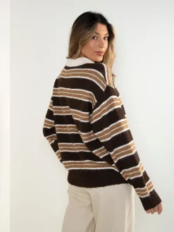 Polo castanho às riscas