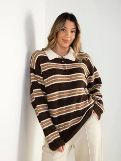 Polo castanho às riscas