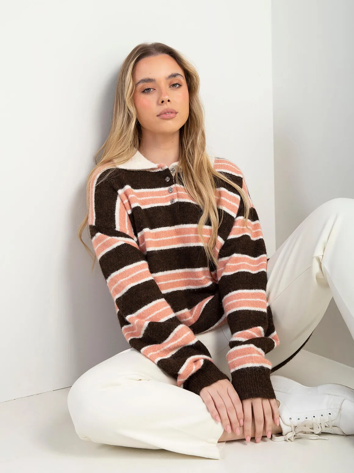 Polo malha às riscas castanho e rosa