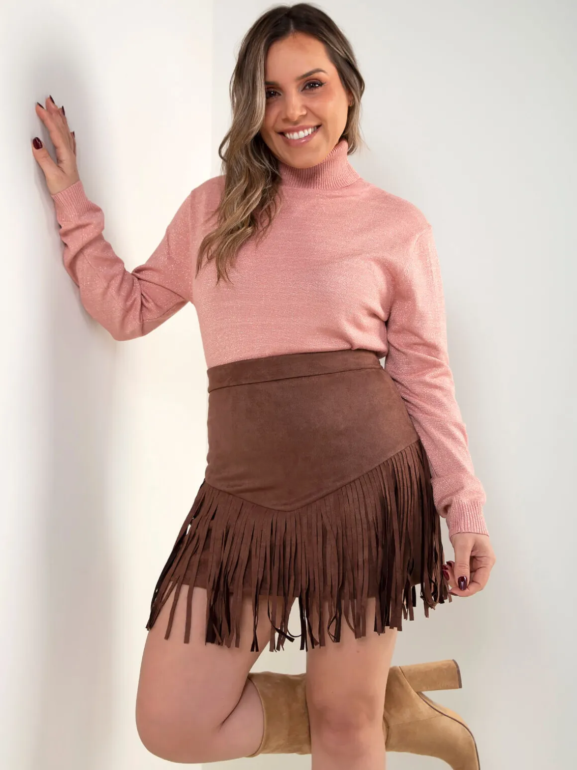 Saia curta castanha efeito camurça com franjas
