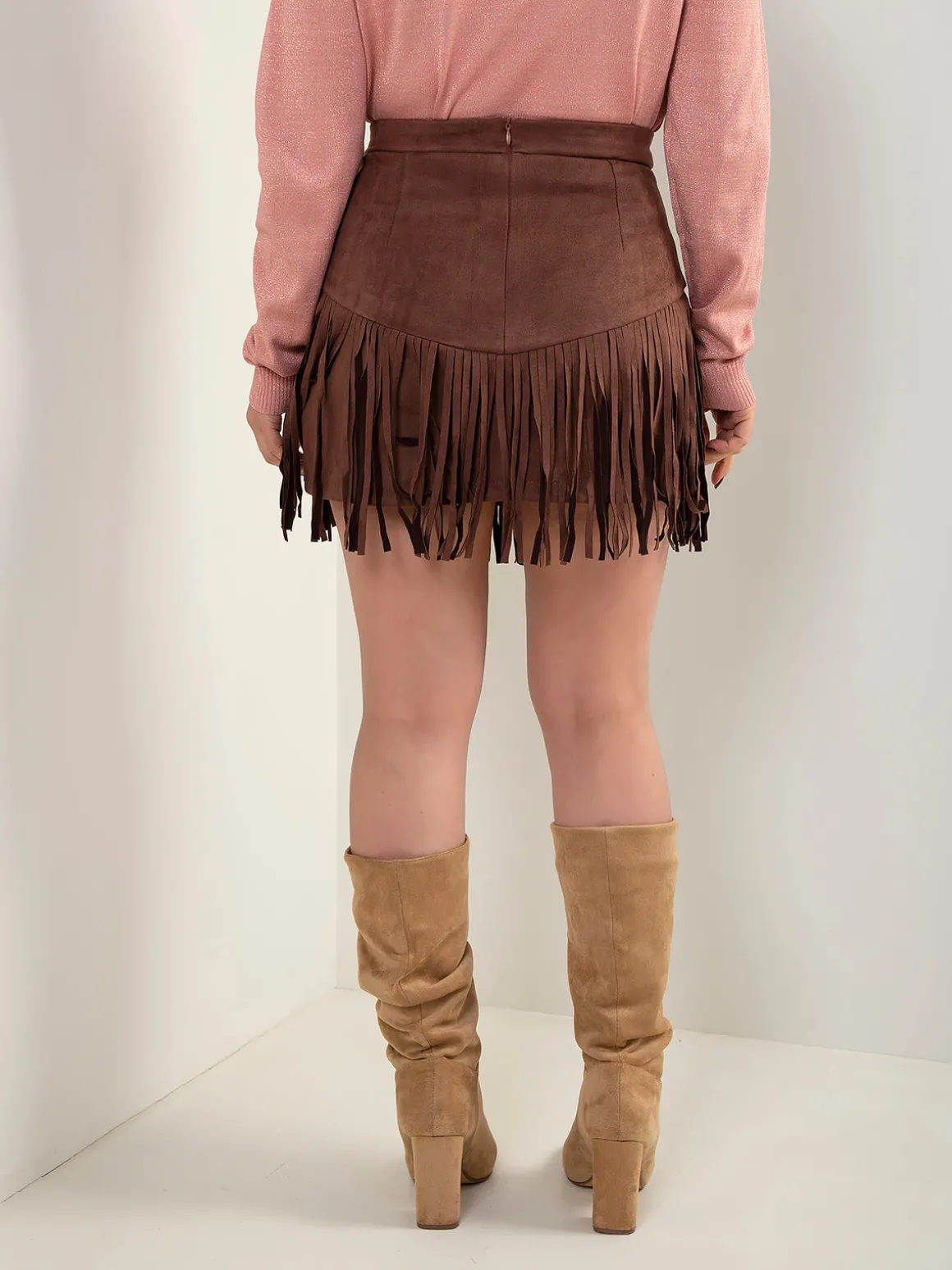 Saia curta castanha efeito camurça com franjas