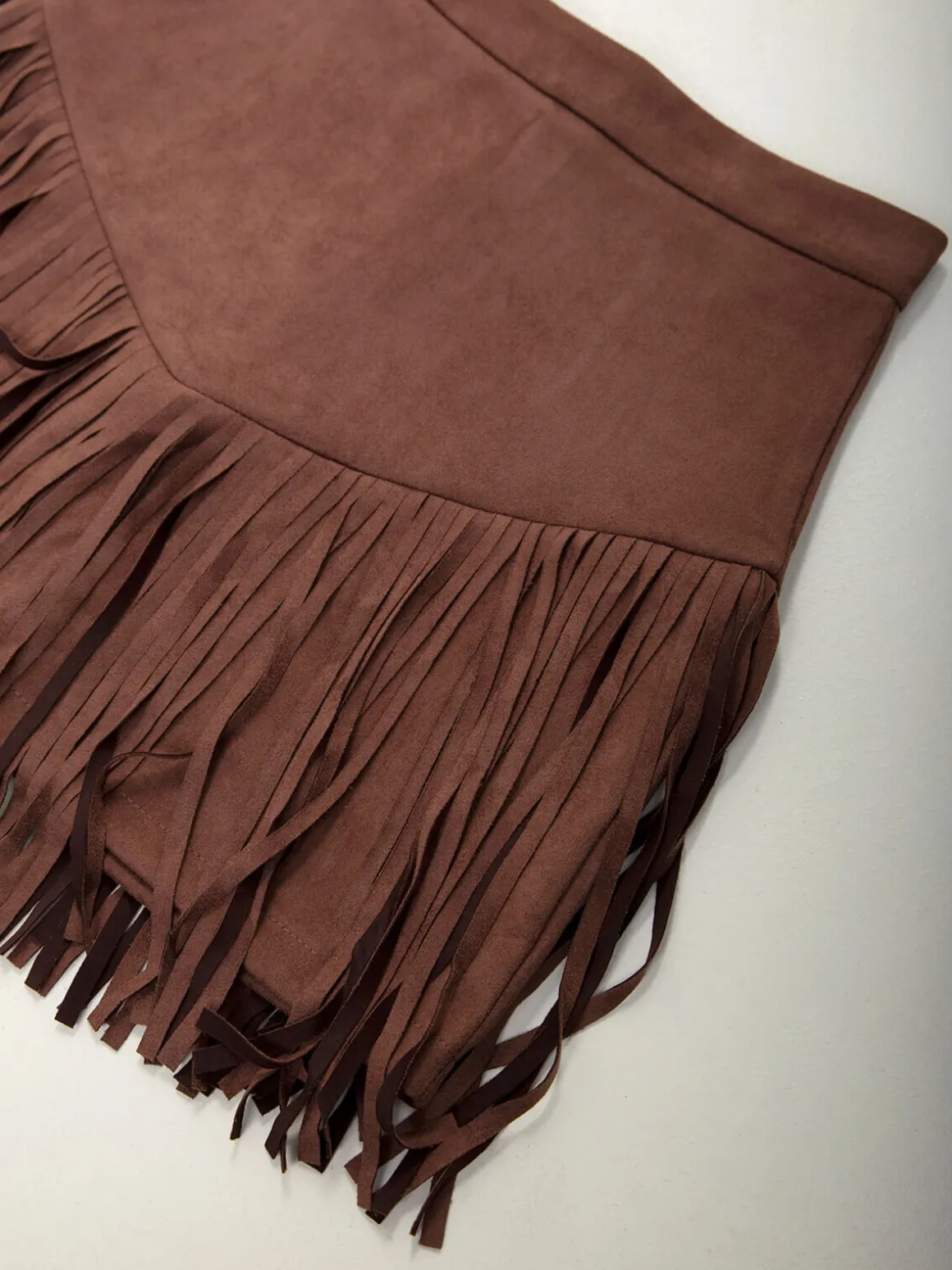 Saia curta castanha efeito camurça com franjas