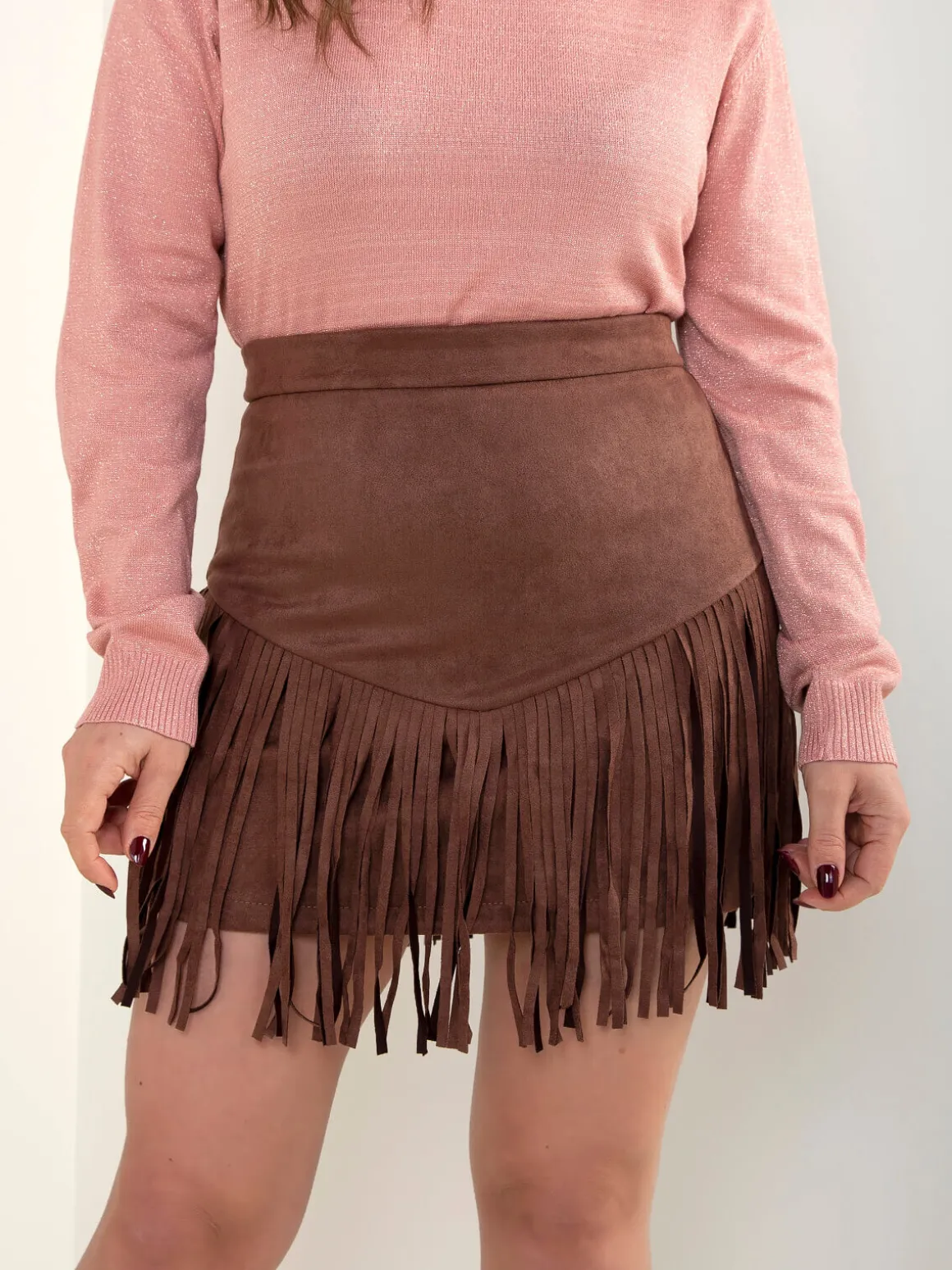 Saia curta castanha efeito camurça com franjas