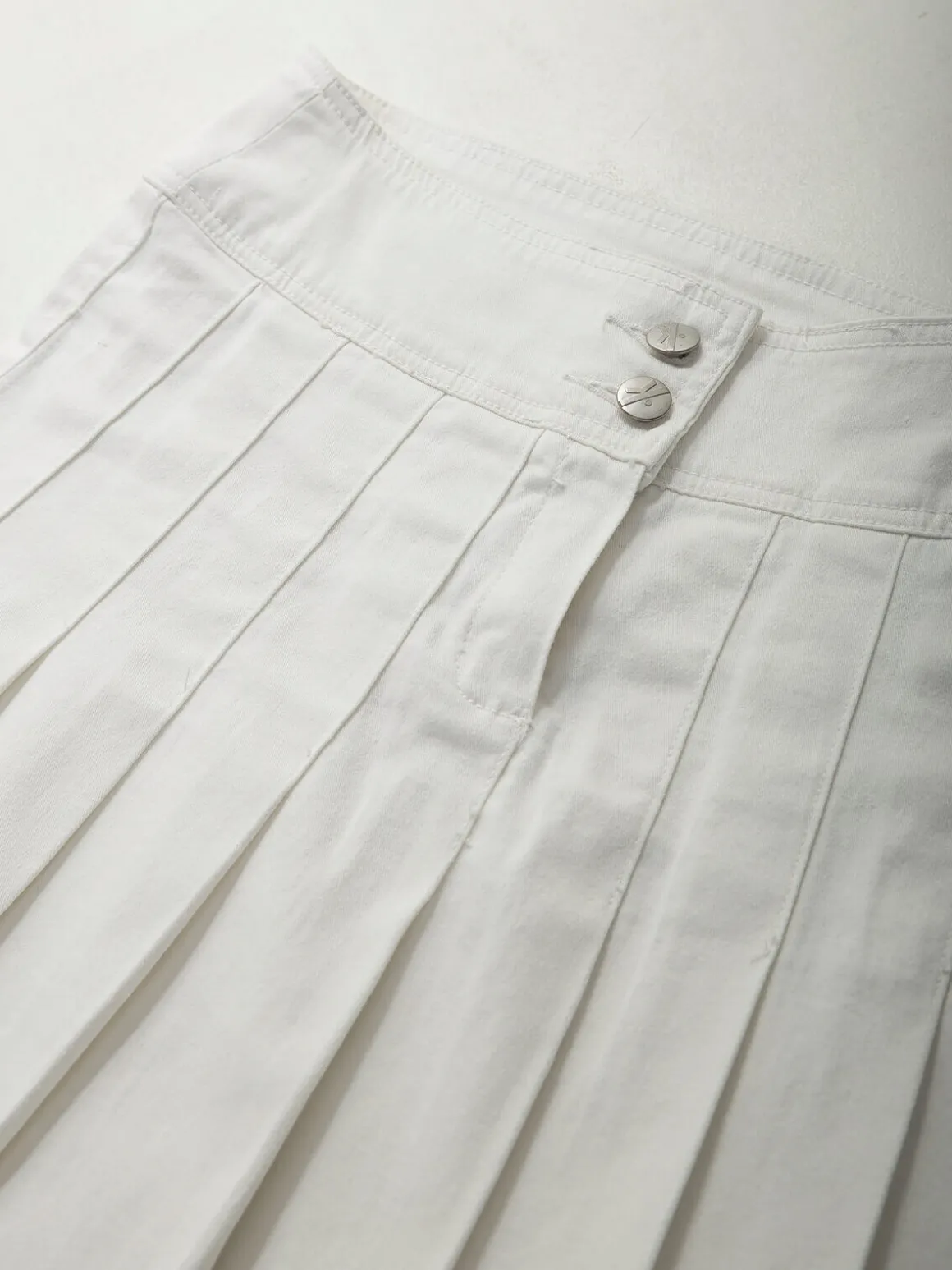 Saia curta com pregas