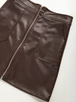 Saia curta efeito pele com fecho