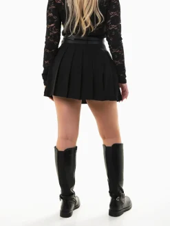 Saia curta às pregas com cintura alta