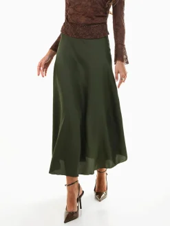 Saia midi acetinada cintura alta