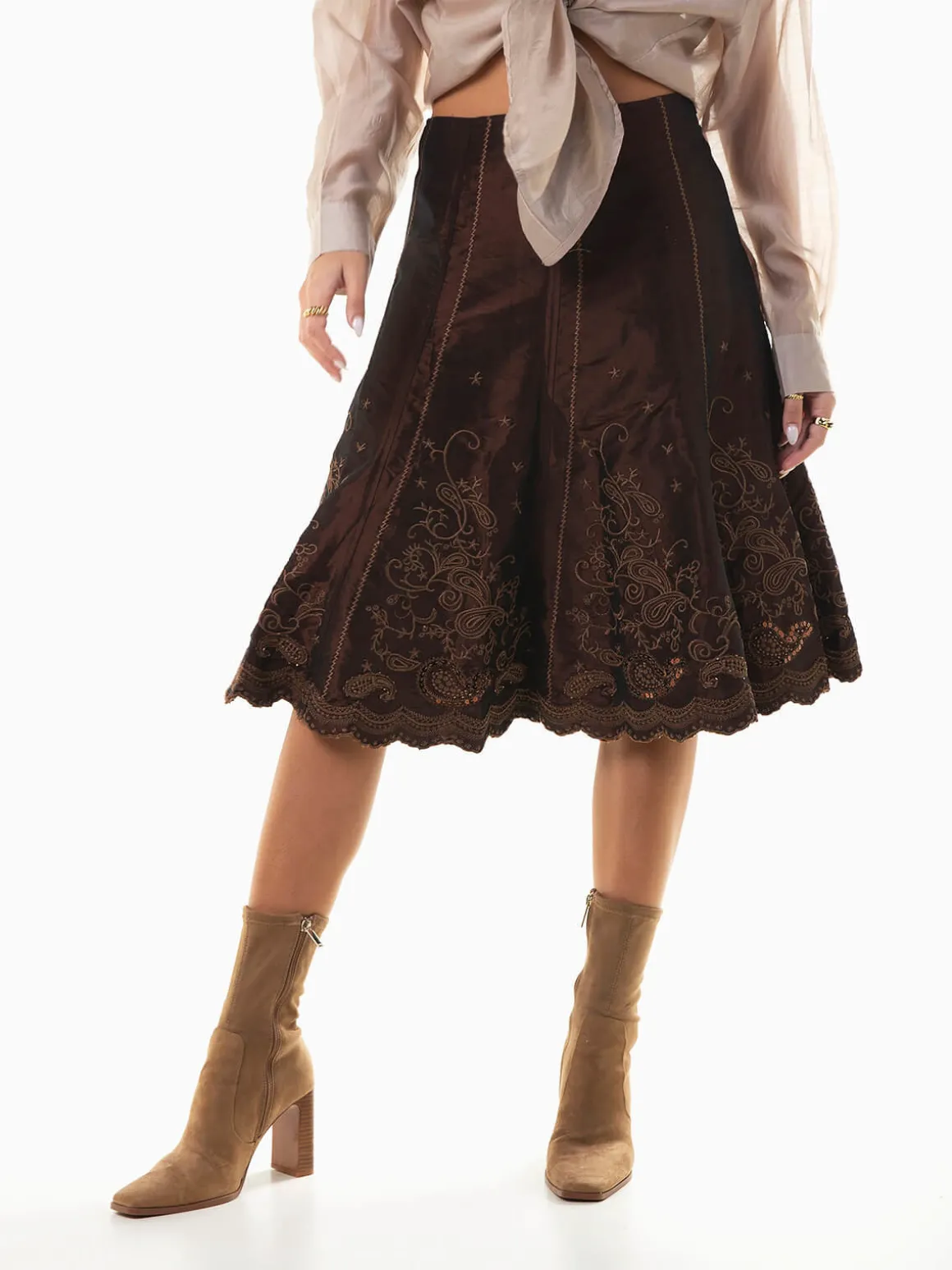 Saia midi acetinada com bordados
