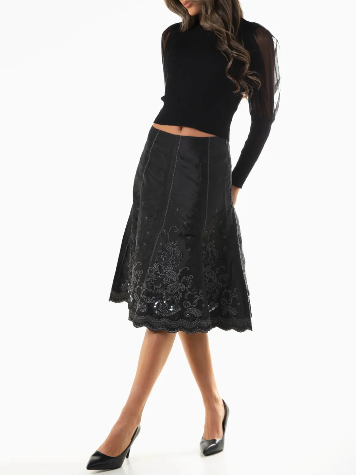 Saia midi acetinada com bordados