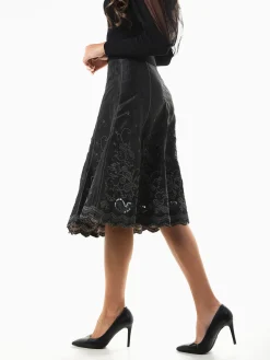 Saia midi acetinada com bordados