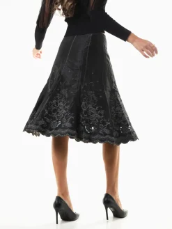 Saia midi acetinada com bordados