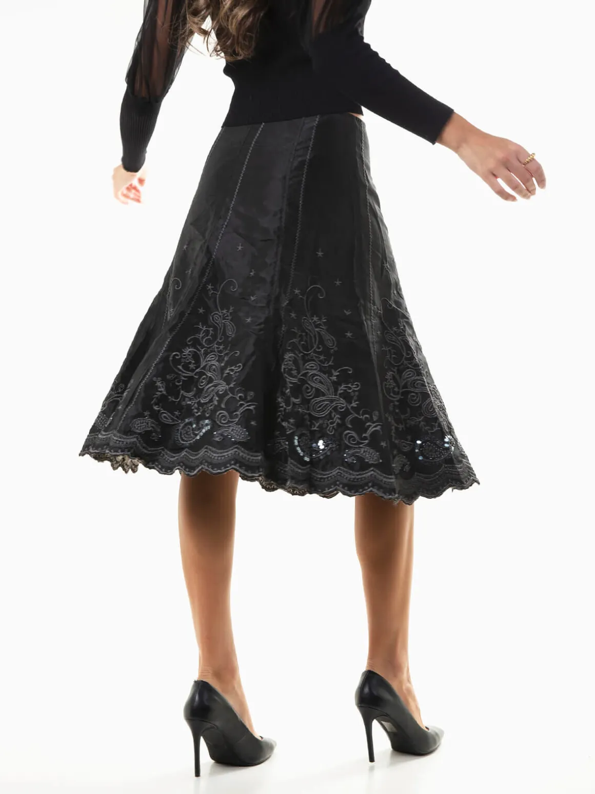 Saia midi acetinada com bordados