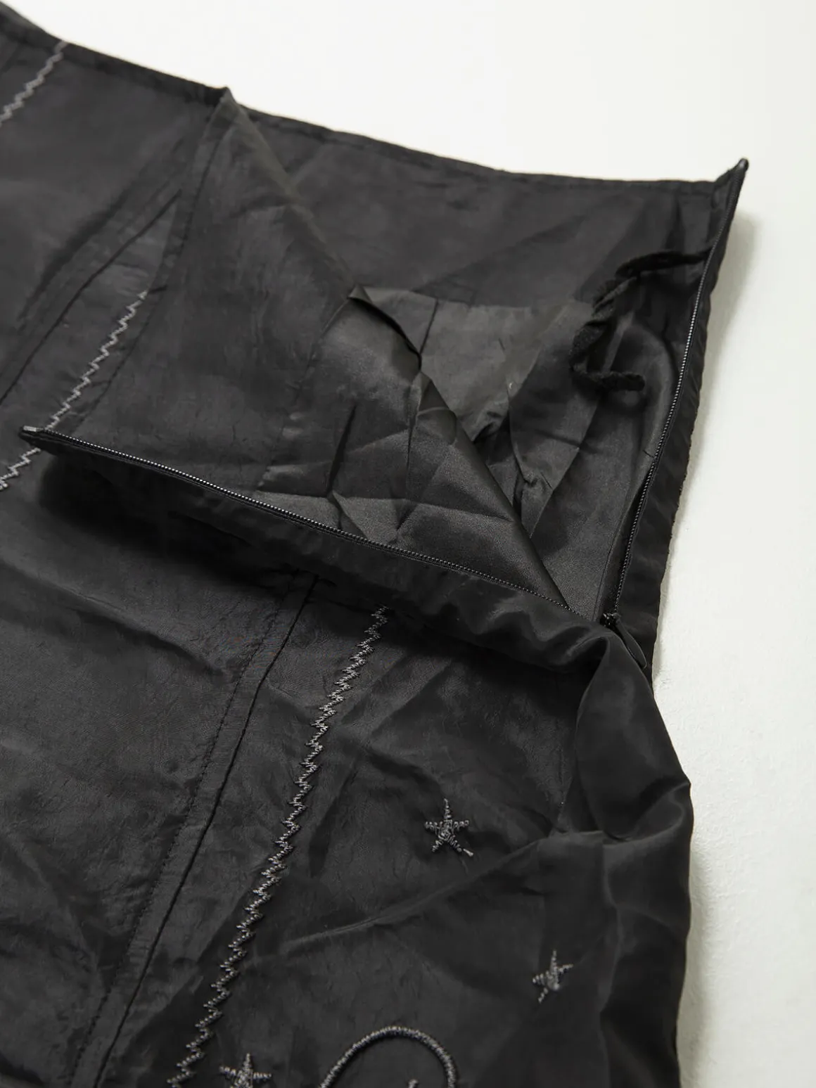 Saia midi acetinada com bordados