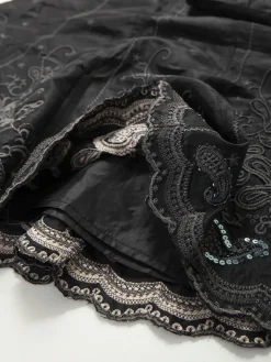 Saia midi acetinada com bordados