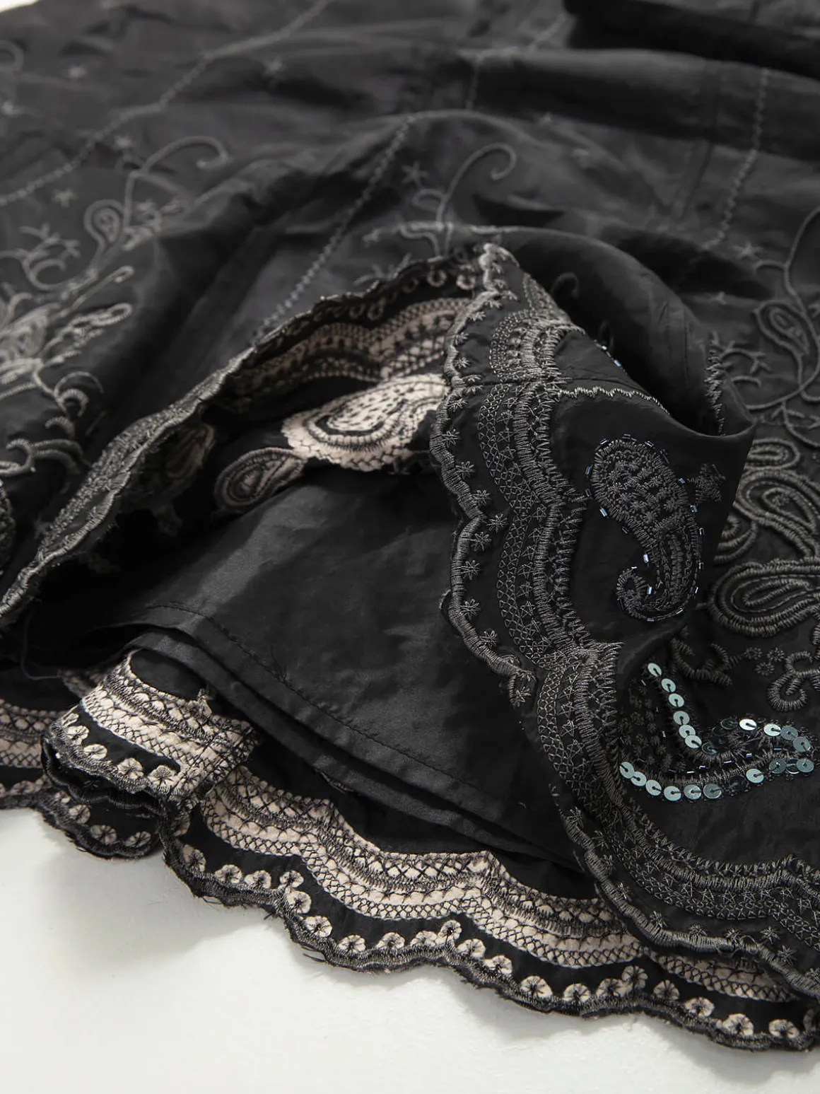 Saia midi acetinada com bordados