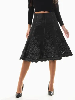 Saia midi acetinada com bordados