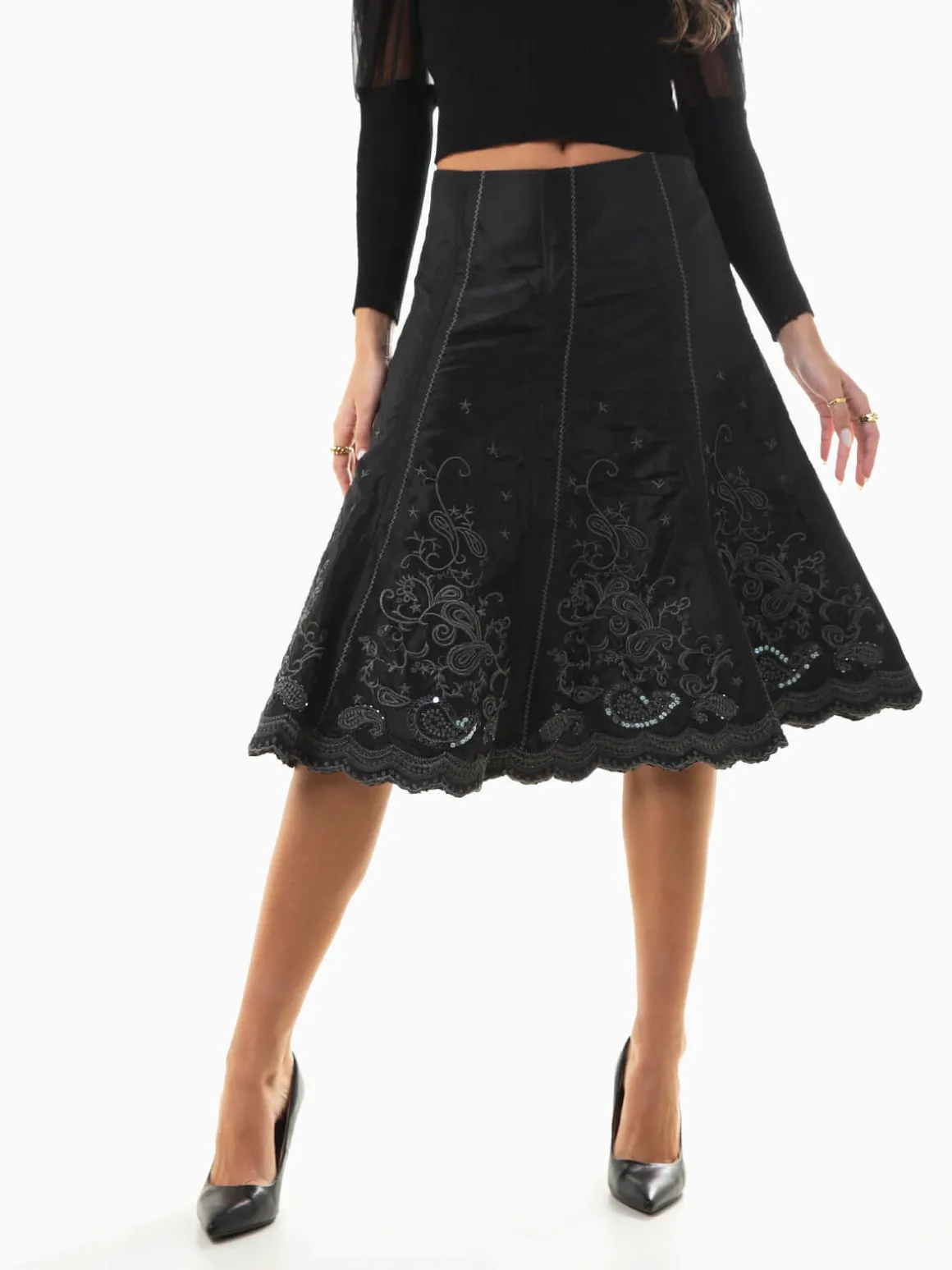 Saia midi acetinada com bordados