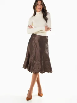 Saia midi acetinada evasé com bordados