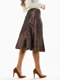 Saia midi acetinada evasé com bordados