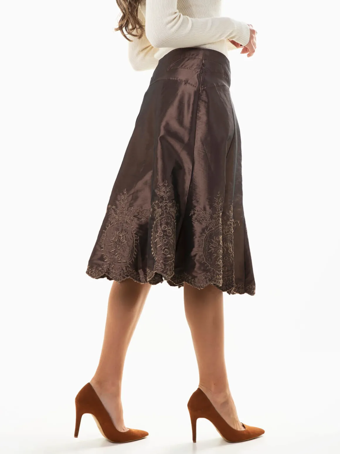 Saia midi acetinada evasé com bordados