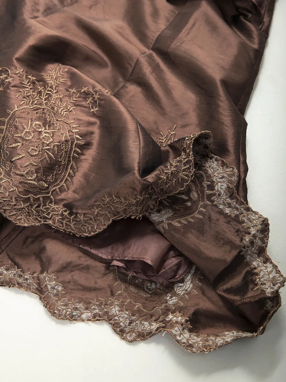 Saia midi acetinada evasé com bordados