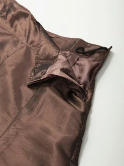 Saia midi acetinada evasé com bordados