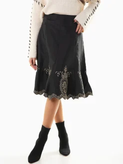 Saia midi acetinada evasé com bordados