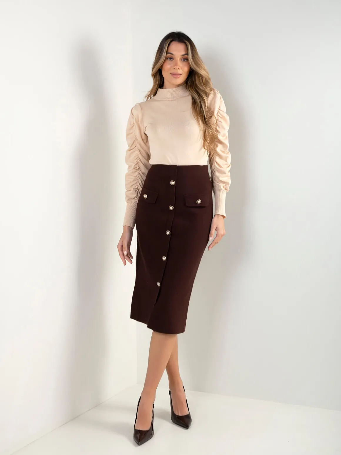 Saia midi malha com botões decorativos