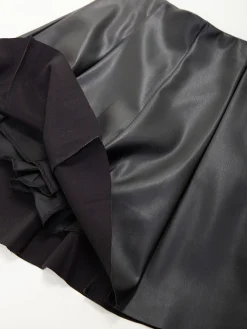 Saia preta efeito pele com forro-calção