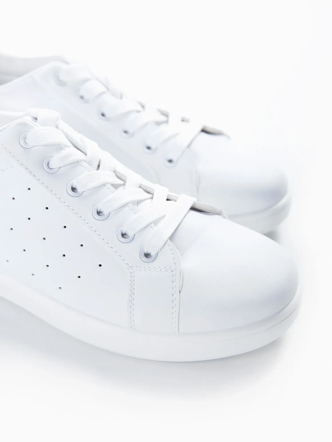 Sapatilhas desportivas brancas com vermelho