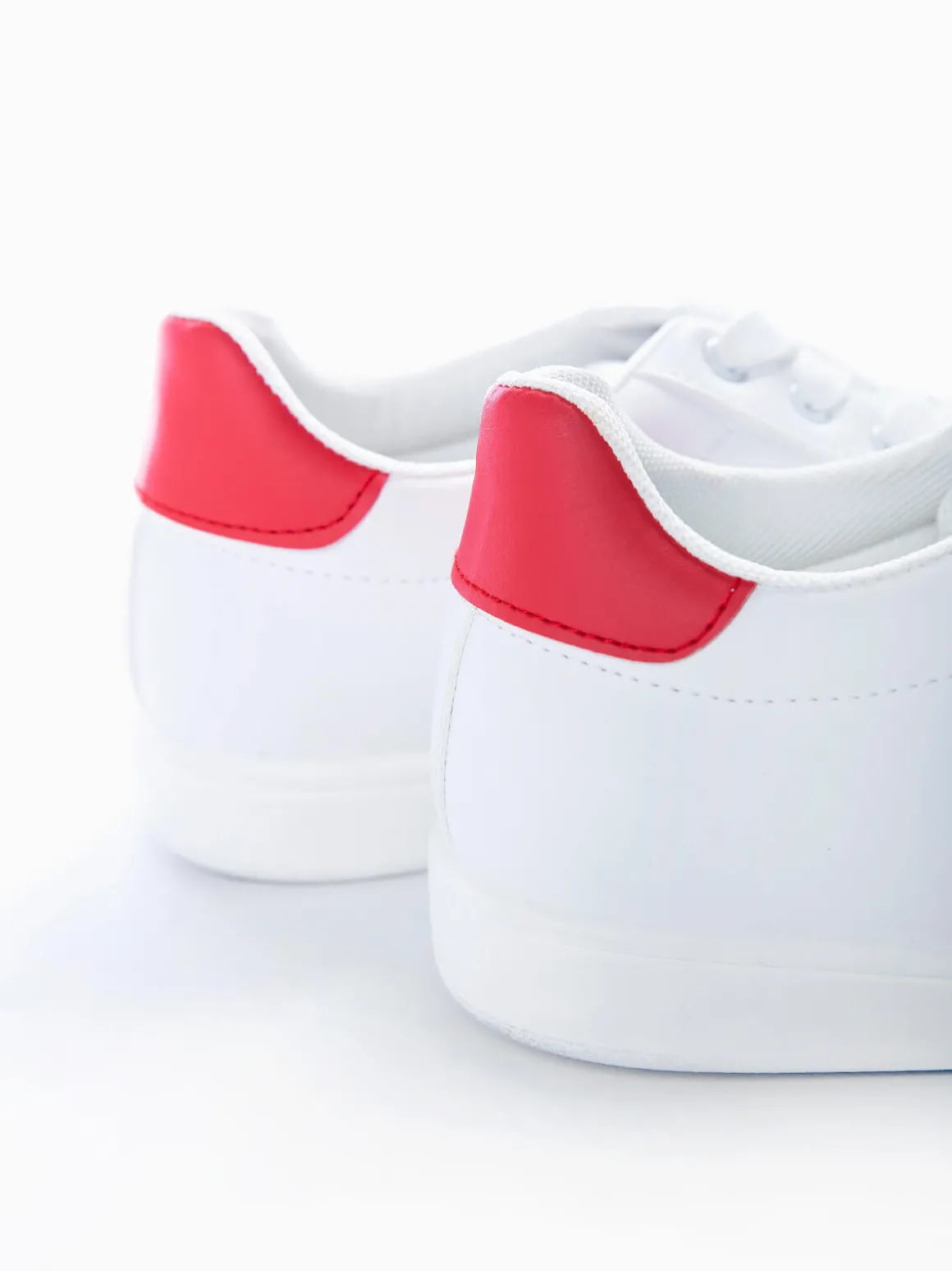 Sapatilhas desportivas brancas com vermelho