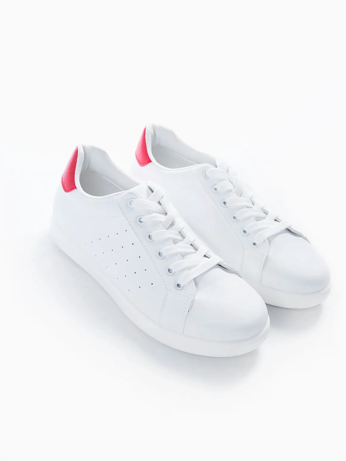 Sapatilhas desportivas brancas com vermelho