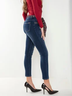 Skinny jeans azul escuro com lenço