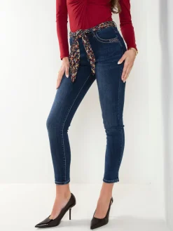 Skinny jeans azul escuro com lenço