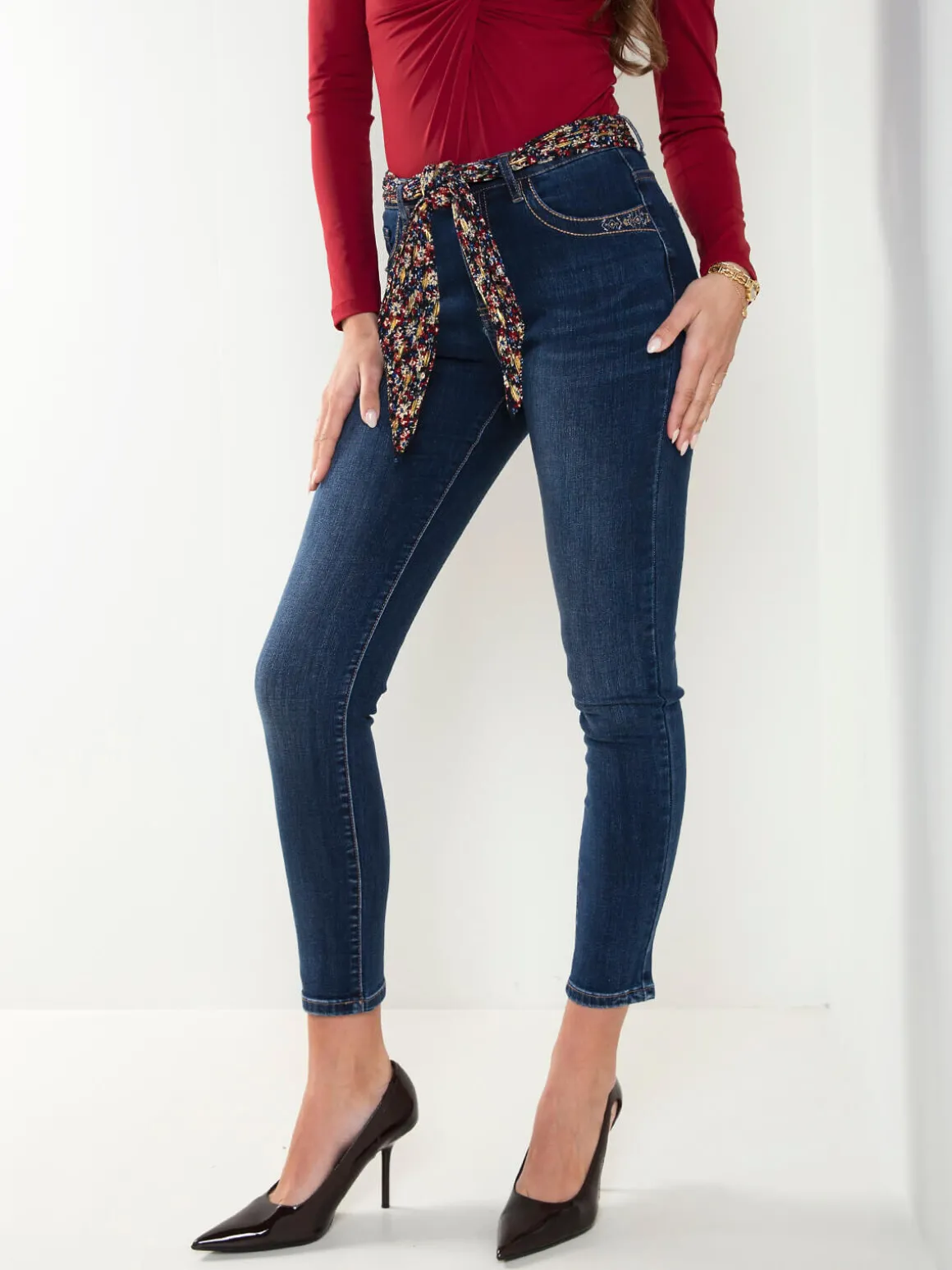 Skinny jeans azul escuro com lenço