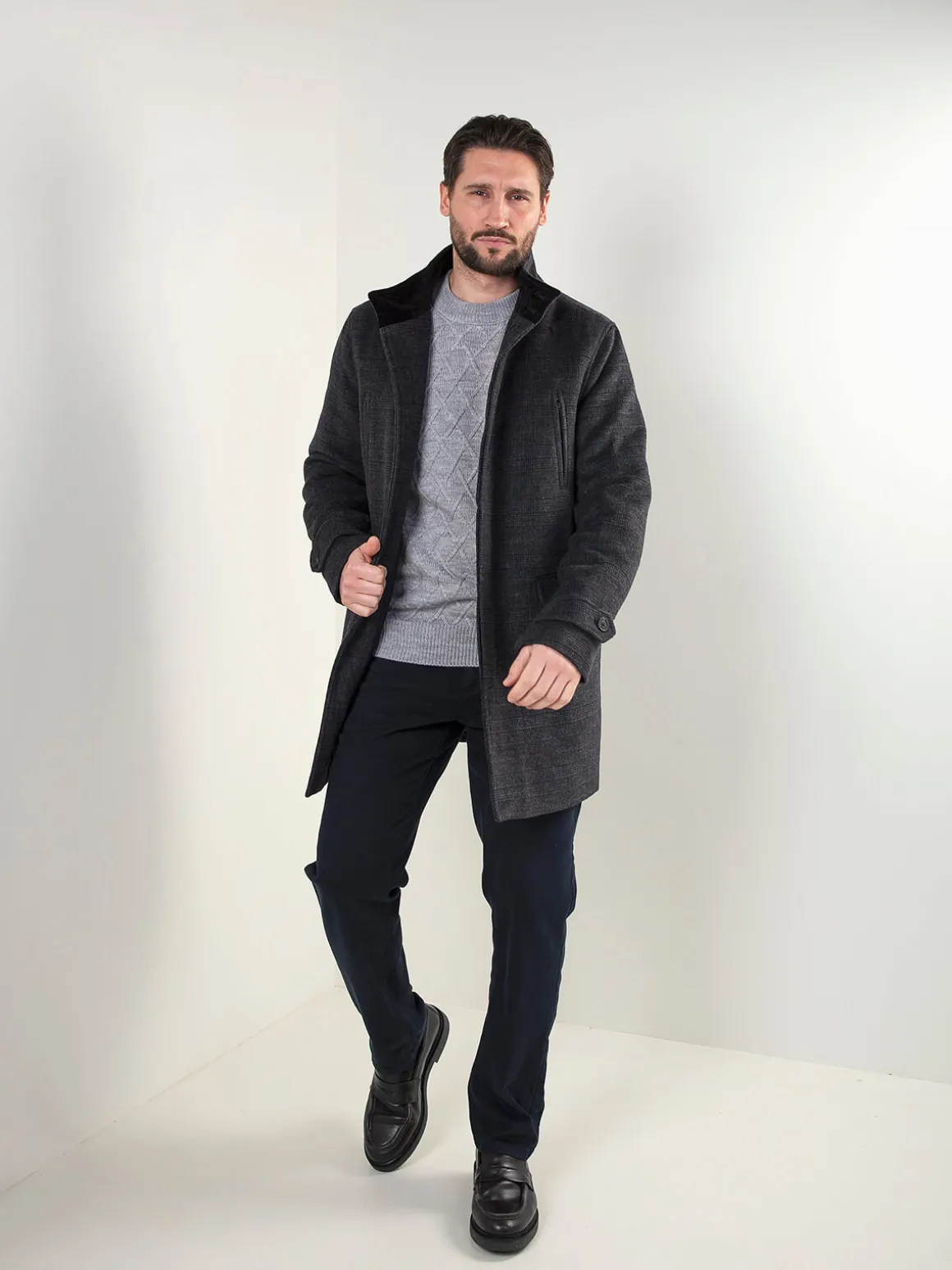 Sobretudo xadrez cinza escuro com gola subida