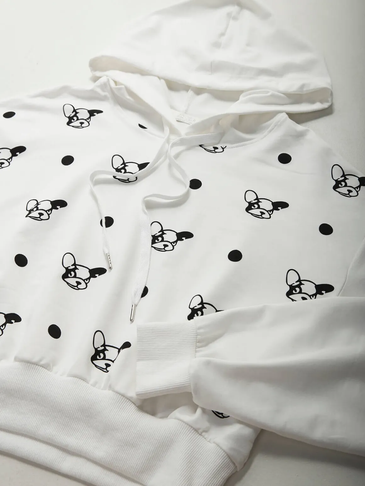 Sweatshirt capuz curta com estampado