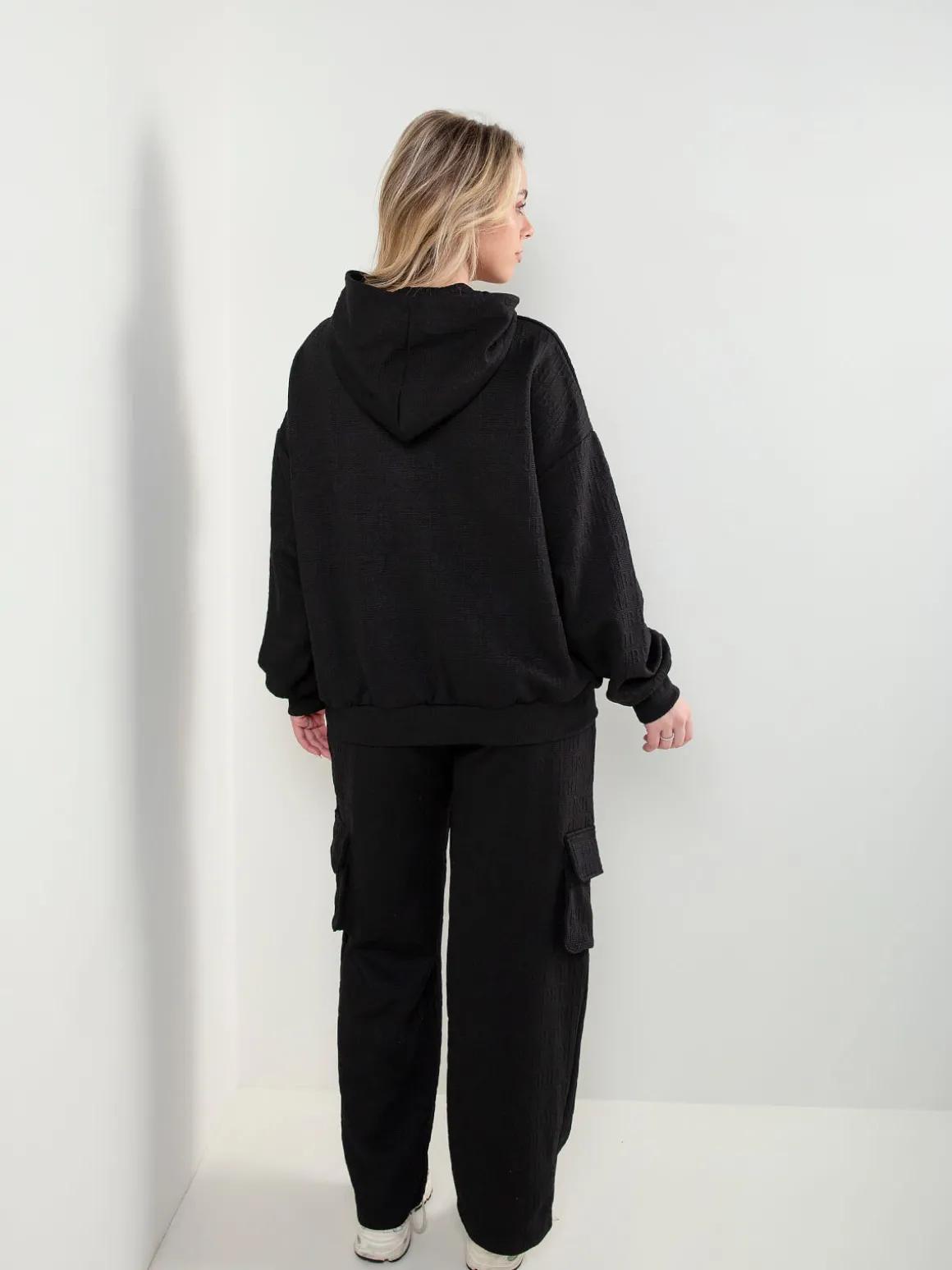 Sweatshirt com capuz e relevo