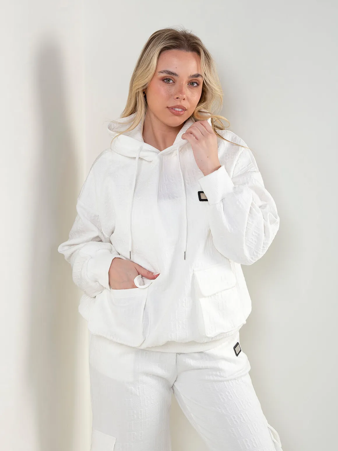 Sweatshirt com capuz e relevo