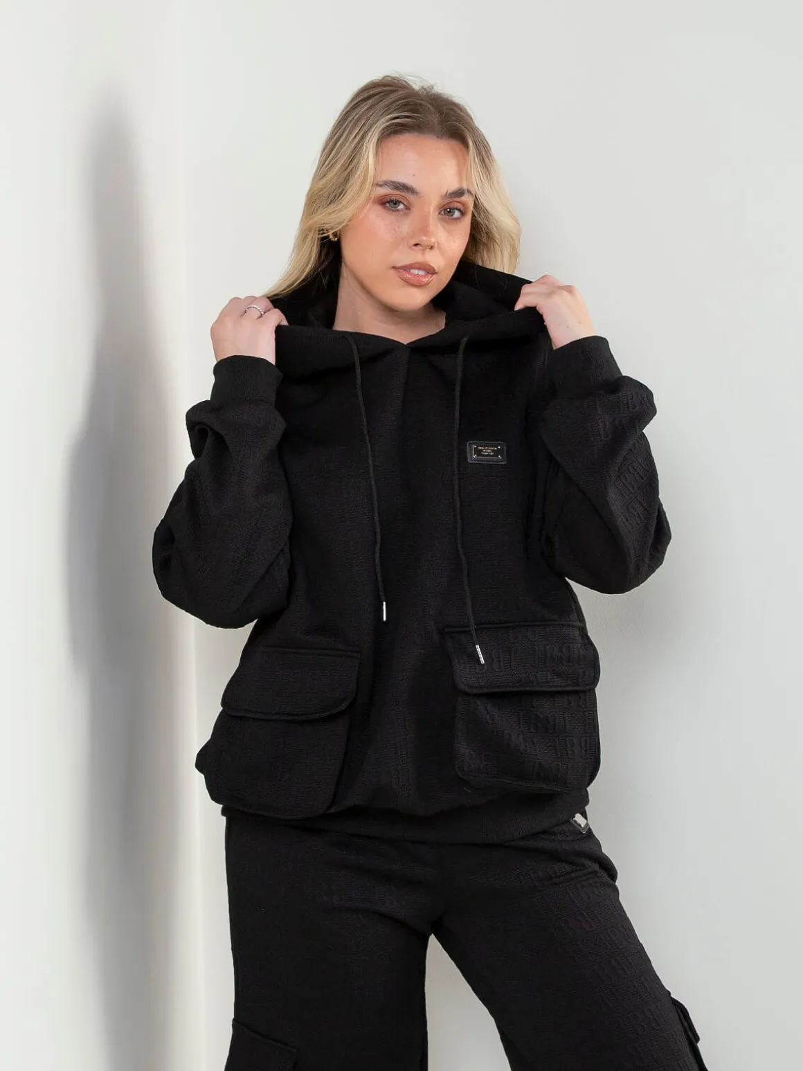 Sweatshirt com capuz e relevo