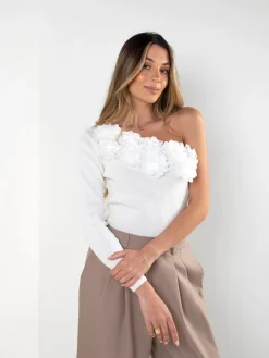 Top assimétrico pérola com flores